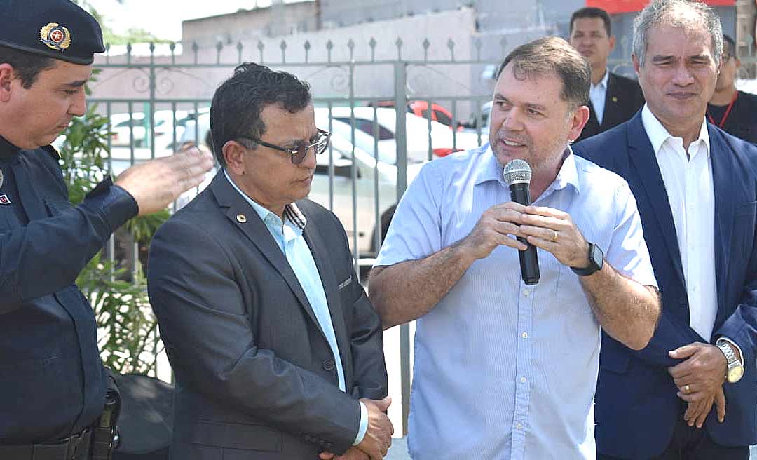 Alysson Bestene representa Gladson durante entrega de revitalização do Museu da Borracha e se emociona