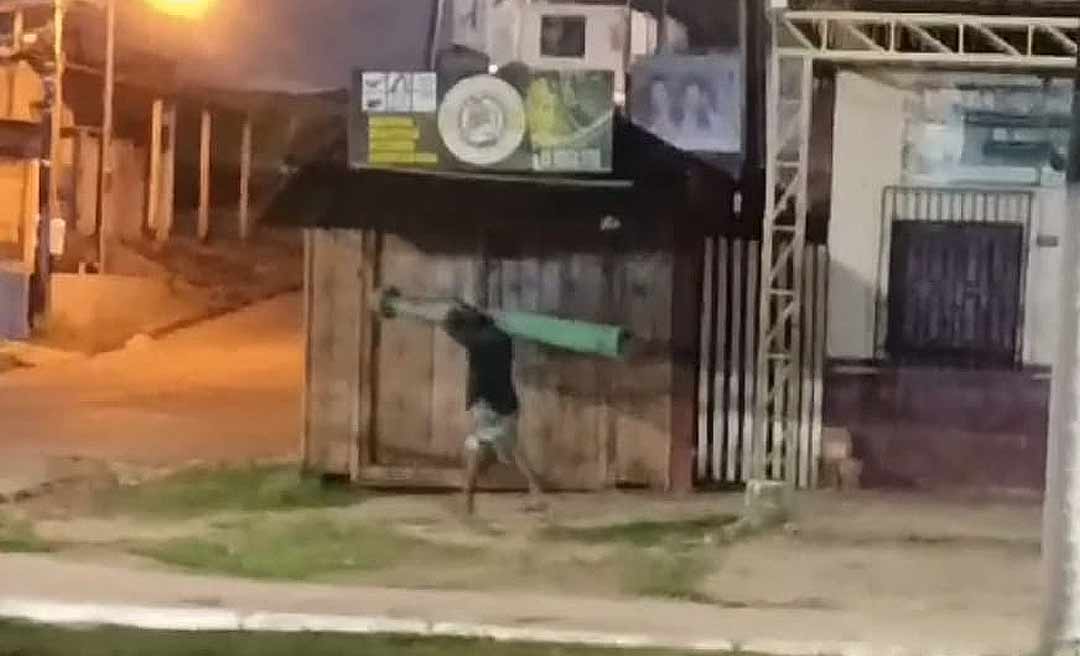 Homem é flagrado furtando poste da praça de Cruzeiro do Sul