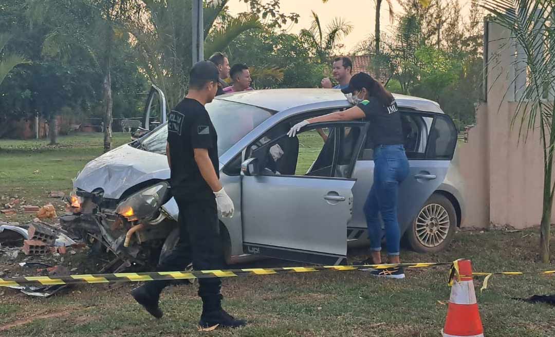 Motorista desvia buraco, colide contra muro e mulher morre, após impacto no Quixadá