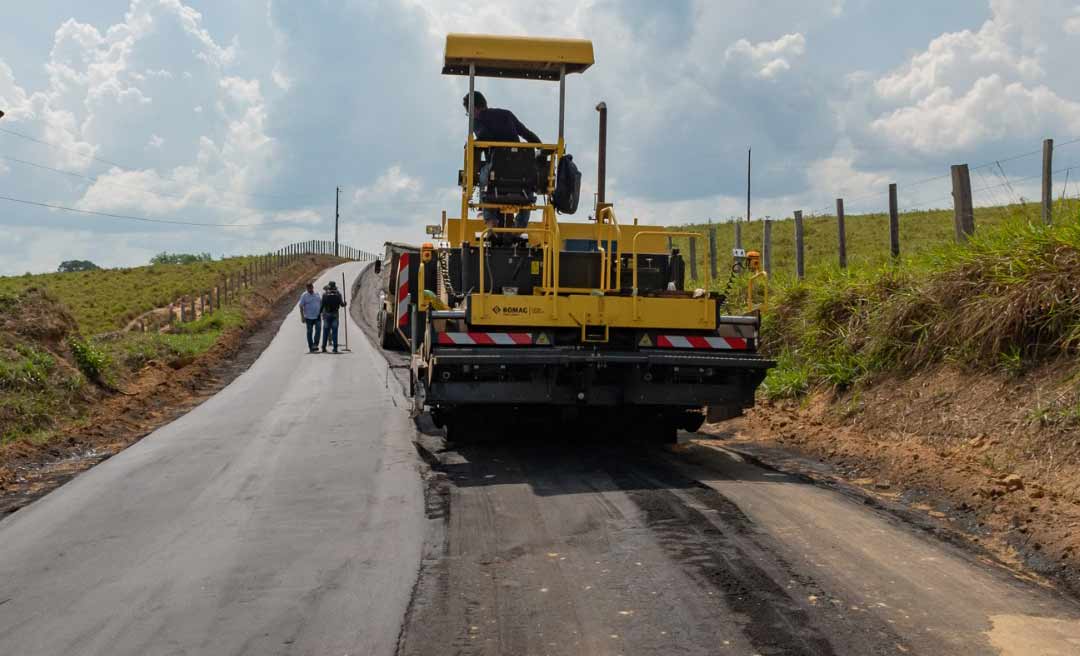 Prefeitura de Cruzeiro do Sul asfalta ladeira e tapa buracos na estrada do Igarapé da Onça 