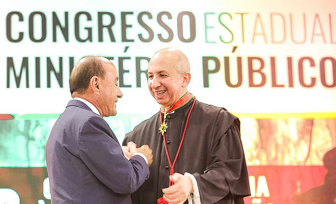 Prefeito de Rio Branco participa do quarto Congresso Estadual do MPE e é agraciado com medalha