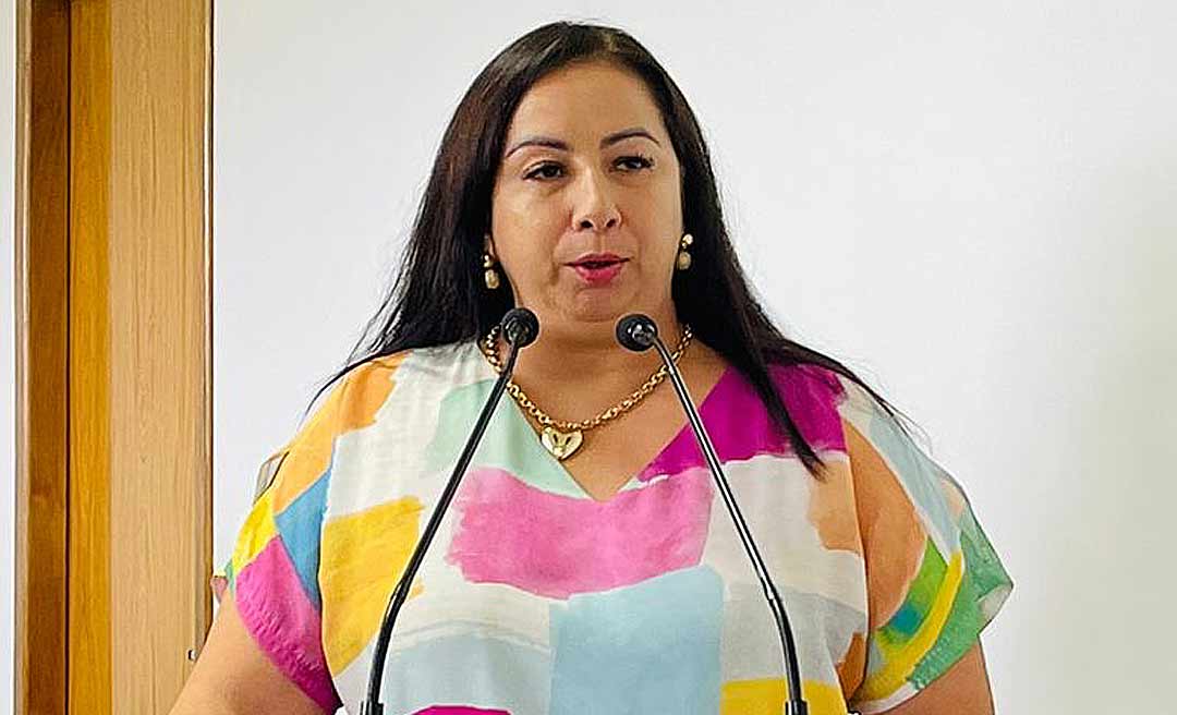 “Saiu no DOE uma compra superfaturada em mais de 50% pela Prefeitura”, diz Elzinha Mendonça