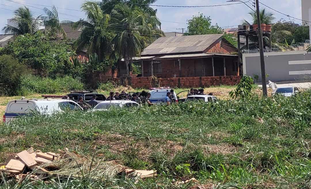 Esposas de dois dos criminosos de assalto na Betel participam das negociações para rendição deles