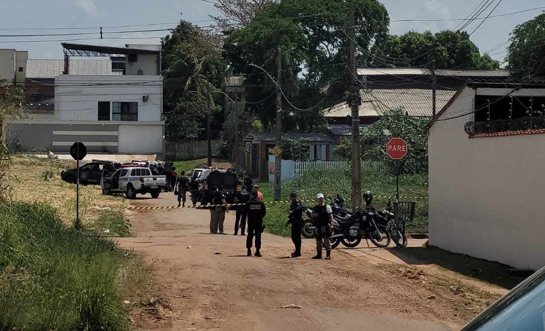 Polícia tenta rendição de bandidos armados que mantém reféns em veículos no bairro Nova Esperança