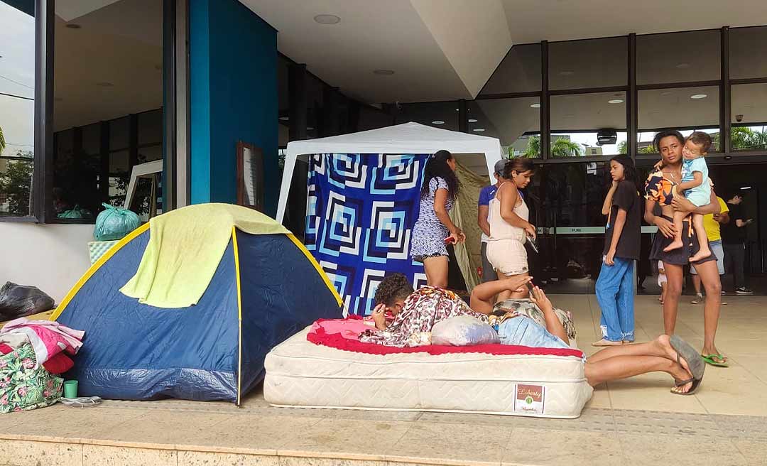 Famílias que se abrigavam em quadra de esporte após retirada do Terra Prometida acampam na entrada da Aleac