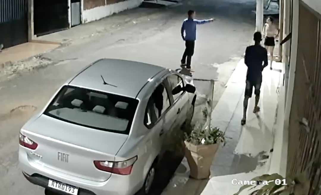 Trio se atrapalha ao tentar roubar carro e foge levando apenas um celular