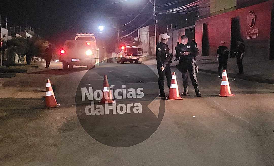 Dupla em motocicleta colide contra viatura policial no Esperança