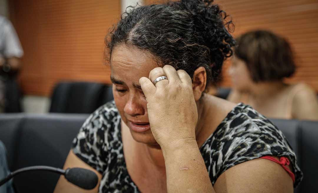 Emocionada, dona de casa despejada da Terra Prometida desabafa: ‘quem dá oportunidade hoje? não precisa dizer’