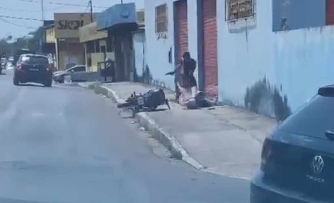 Homem armado é flagrado agredindo mulher em Rio Branco