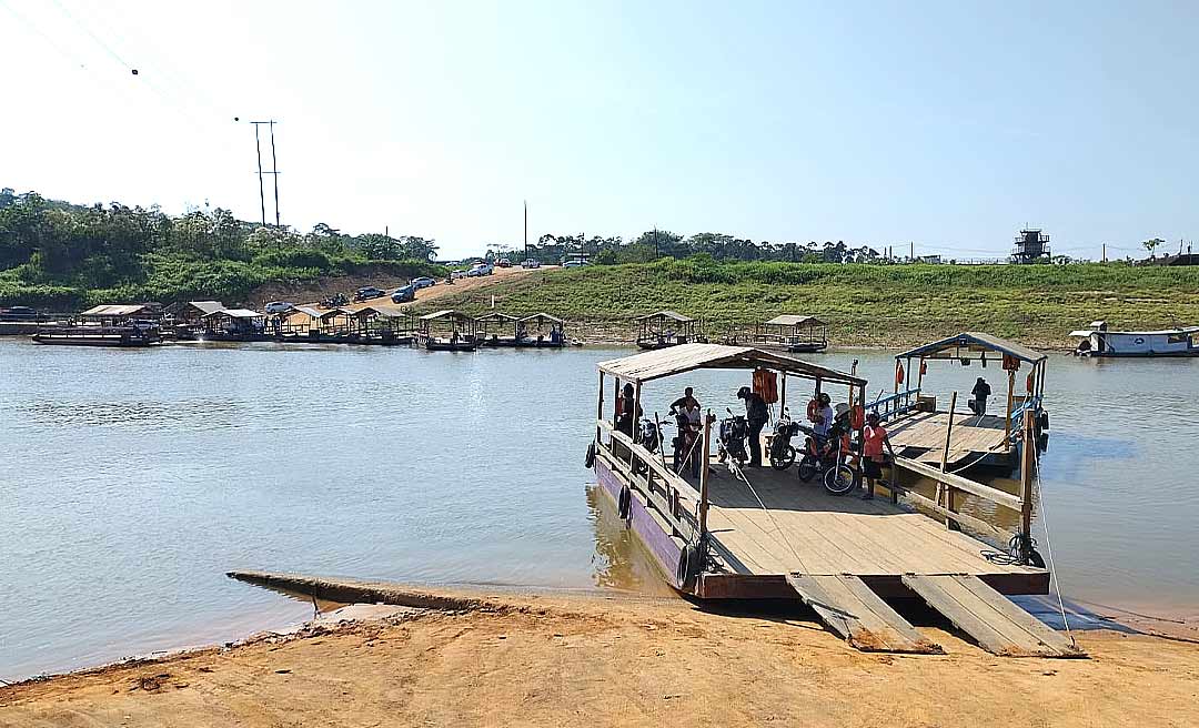 Sem ponte, Rodrigues Alves convive com o atraso do transporte de balsa no Juruá; PAC de Lula prevê obra