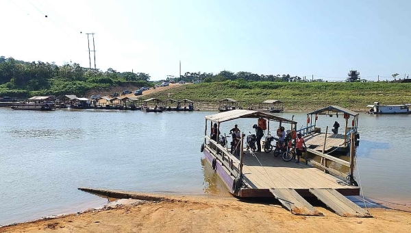 Sem ponte, Rodrigues Alves convive com o atraso do transporte de balsa no Juruá; PAC de Lula prevê obra