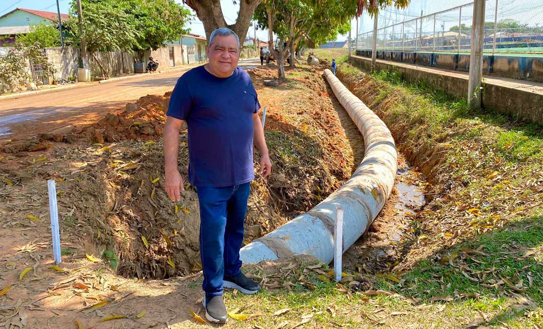 Prefeito Mazinho Serafim vistoria obras de saneamento para acabar com esgoto a céu aberto em Sena Madureira