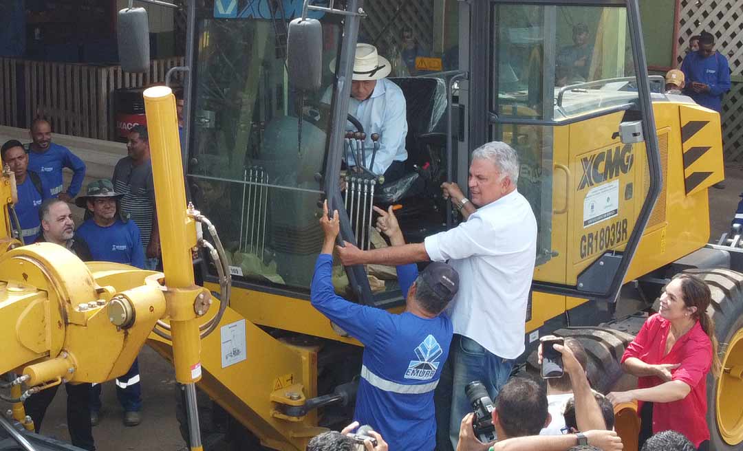 Petecão entrega maquinários à prefeitura de Rio Branco, que já recebeu nos últimos 3 anos R$ 73,8 milhões do senador