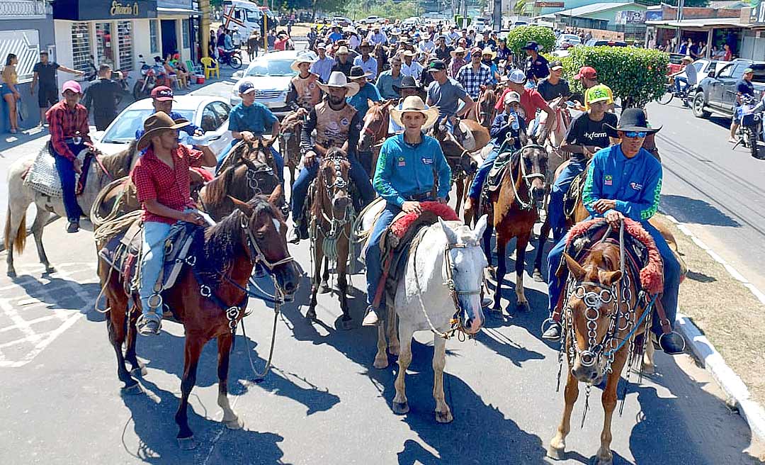 Sem a presença de políticos, cavalgada agita o último dia da Expoacre Juruá