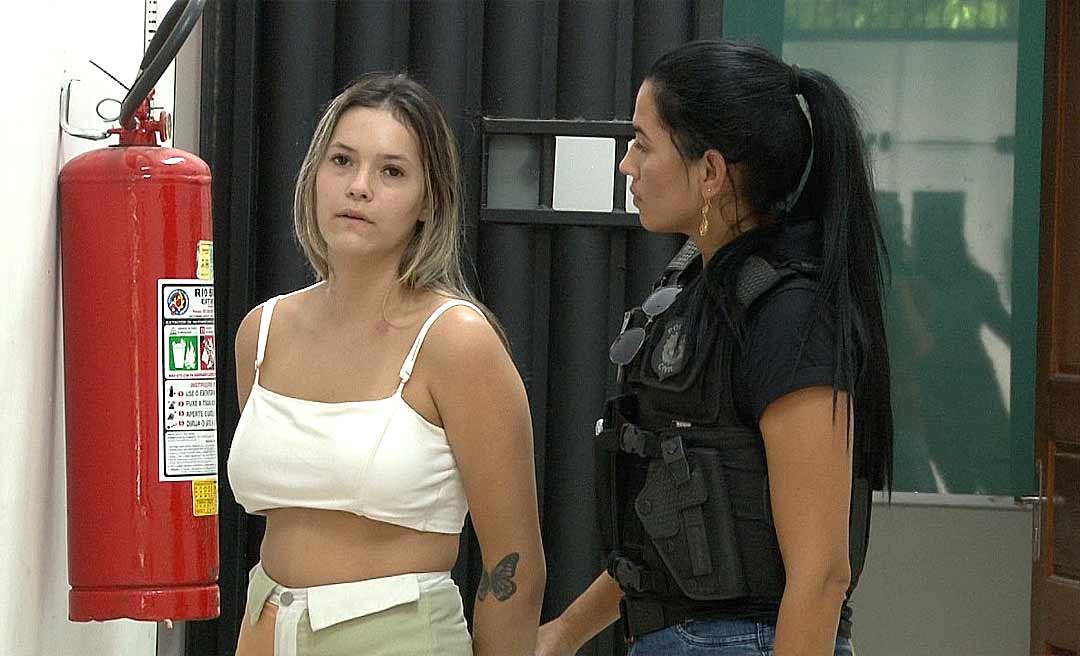 ‘Loira do crime’, acusada de marcar encontros amorosos com as vítimas para roubá-las, está atrás das grades