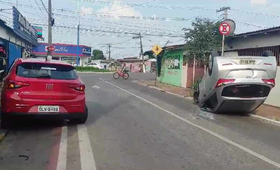 Acidente é registrado na Rua Otávio Rola envolvendo dois veículos de passeio