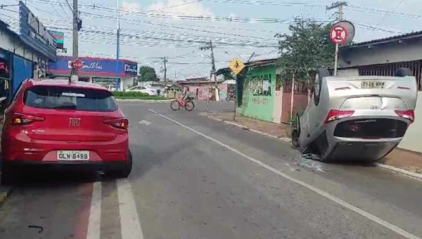 Acidente é registrado na Rua Otávio Rola envolvendo dois veículos de passeio