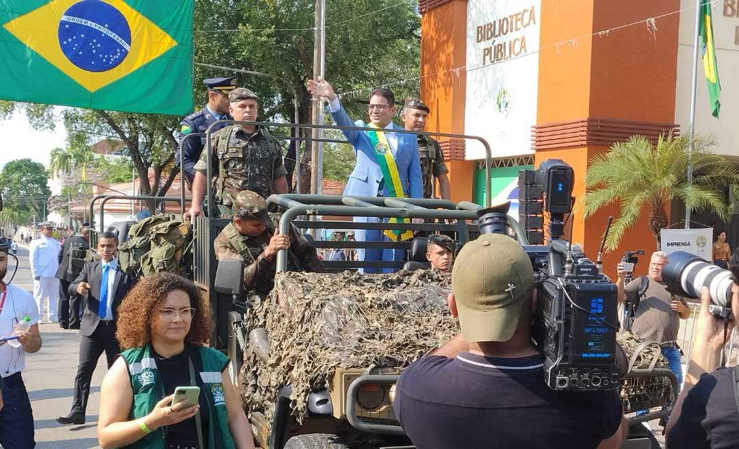 Gladson é abordado por moradores da Terra Prometida antes de desfile, saúda público e fala em “democracia”