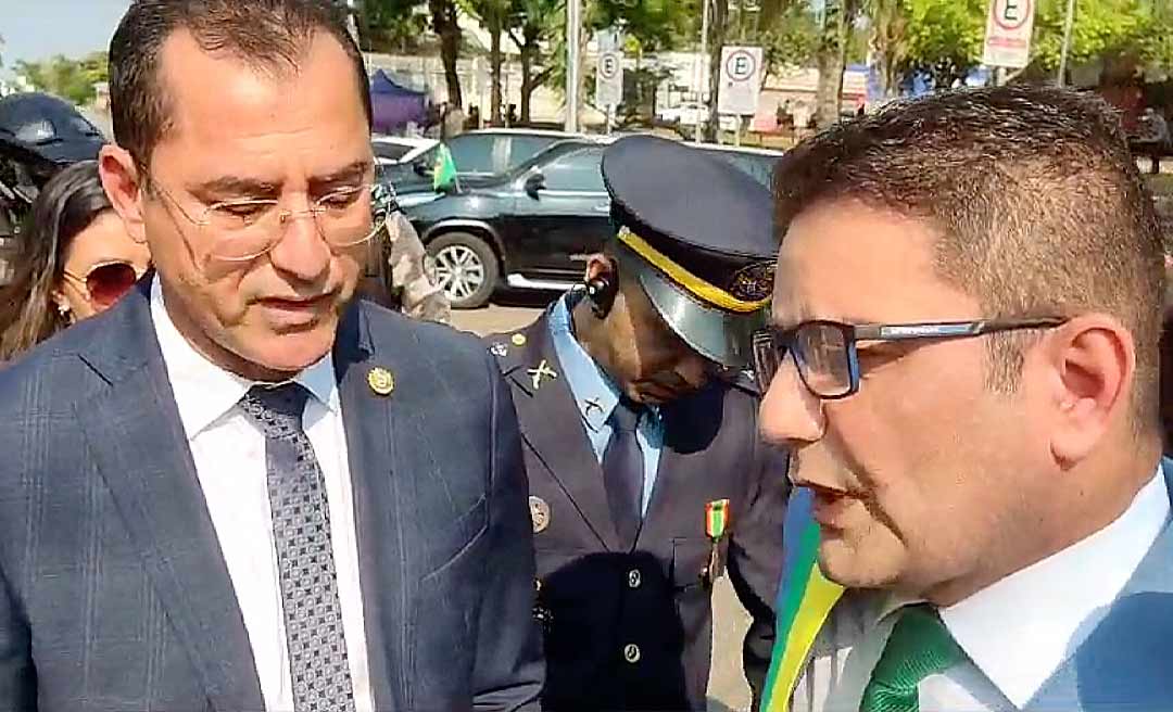 Gladson se irrita com manifestantes e sobra "carão" até para o coronel Messias