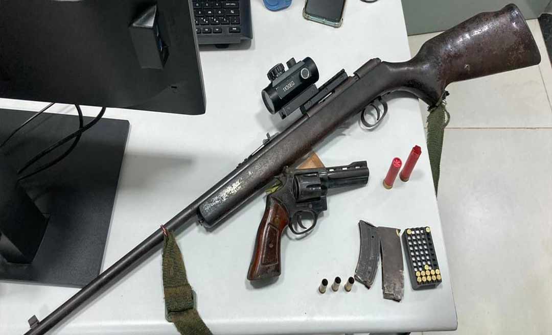 Após homem atirar contra ex-mulher em bar, PM apreende duas armas de fogo com o suspeito