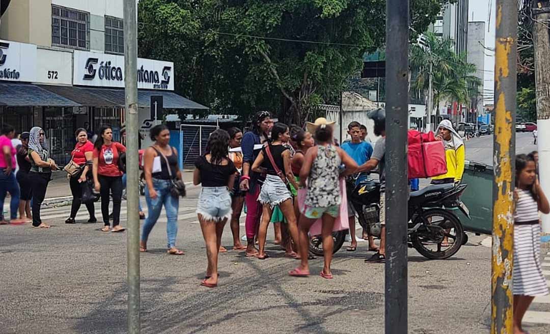 Trânsito caótico no centro de Rio Branco por conta do manifesto de familiares de presos