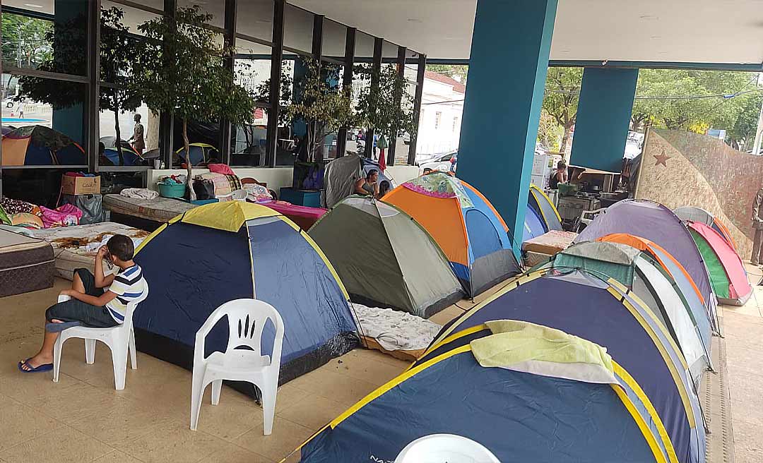 Aleac proíbe acesso de acampados aos banheiros da "Casa do Povo"