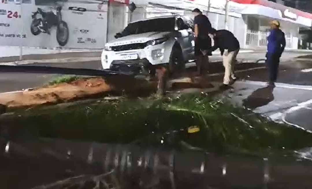 Empresário colide violentamente carro contra poste e deixa trânsito lento na Avenida Ceará