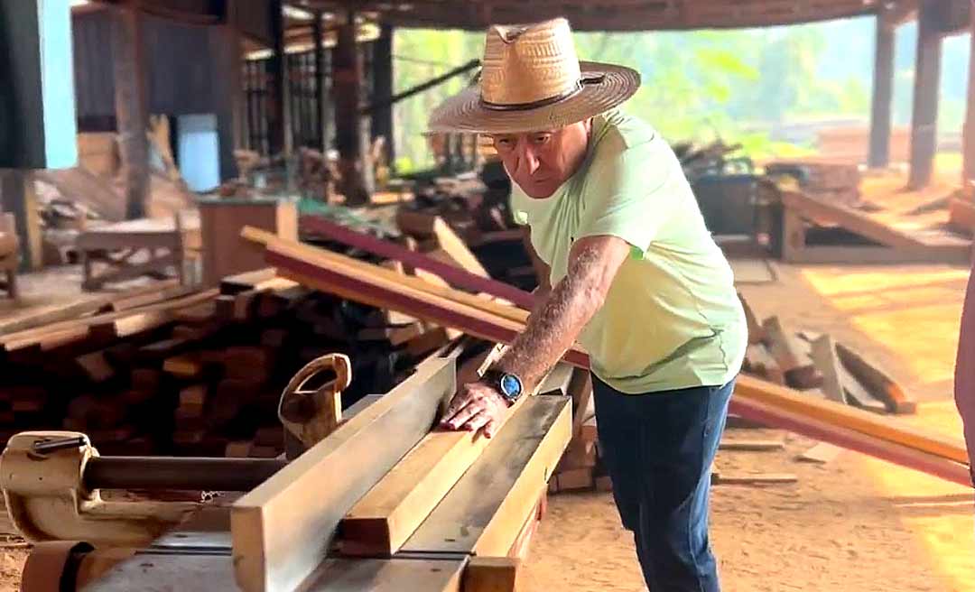 POUCO PREOCUPADO - Enquanto colegas progressistas pedem a ‘cabeça’ dele, Bocalom aparece trabalhando no 1001 Dignidades