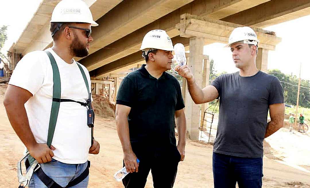 "Uma nova história", diz Nicolau ao visitar obras da ponte em Sena Madureira