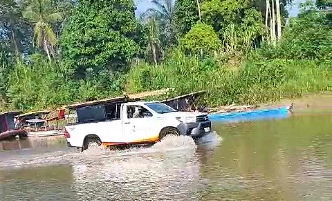 Impressionante: Vídeo mostra caminhonete da Energisa atravessando rio durante a seca no Acre