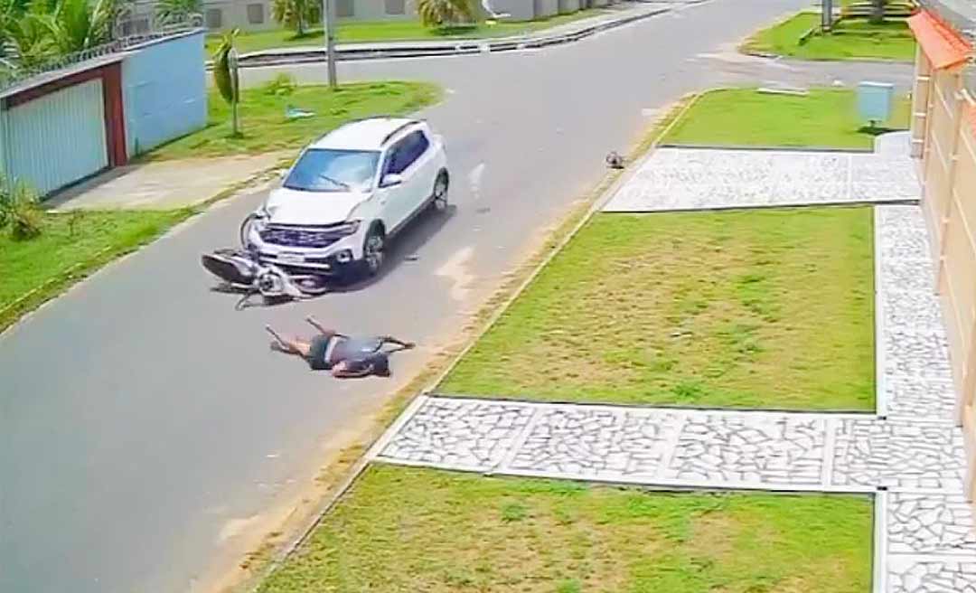 IMAGENS FORTES: Motociclista é arremessado após colisão com carro em Cruzeiro do Sul