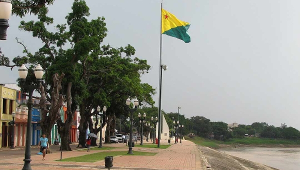 Segunda-feira quente com chuvas pontuais acompanhadas de temporais no Acre