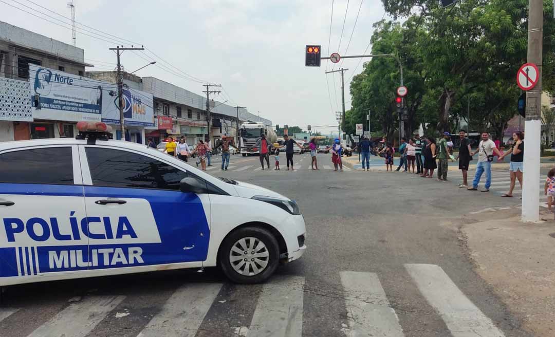 Famílias do Terra Prometida bloqueiam cruzamento da Avenida Ceará com a Marechal Deodoro, no centro