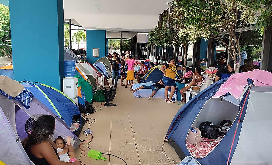 Após aceitar proposta do governo, famílias da Terra Prometida retornam para o hall da Aleac