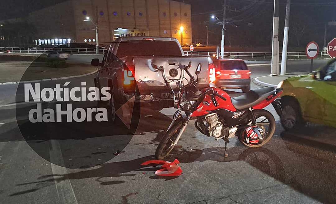 Motociclista não vê veículo parado, colide e fica em estado grave na rotatória da Havan