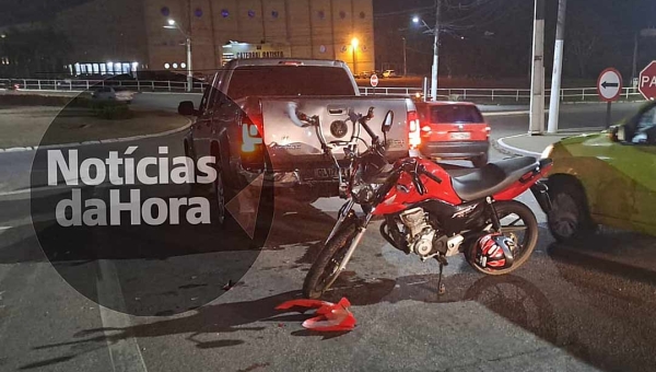 Motociclista não vê veículo parado, colide e fica em estado grave na rotatória da Havan