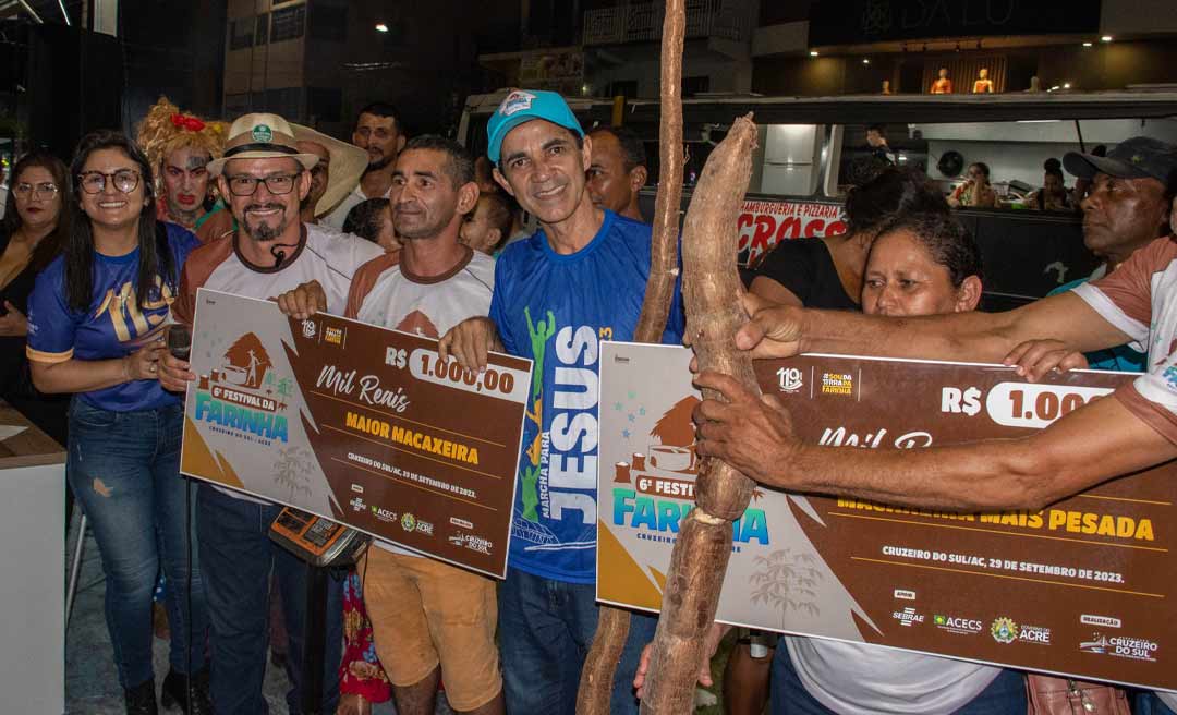 Zequinha entrega premiação aos vencedores do concurso da maior e da mais pesada mandioca e derivados