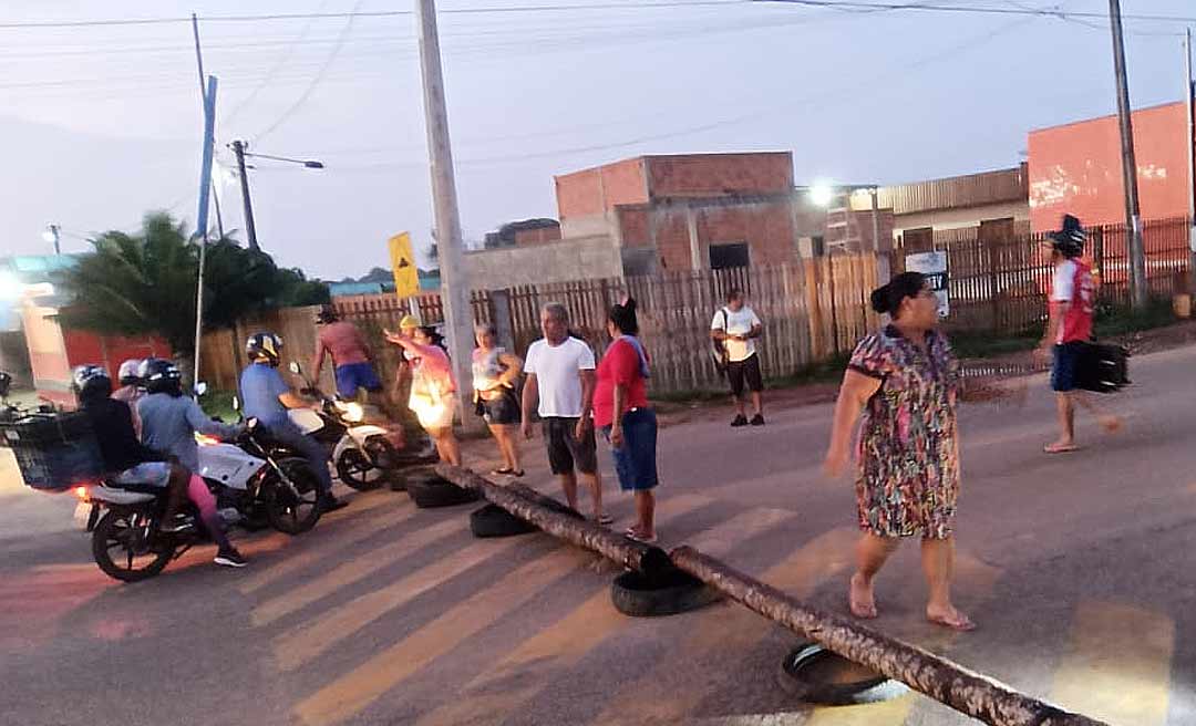 Moradores do Loteamento Nascer do Sol fecham a Rodovia AC 40 em protesto por melhorias