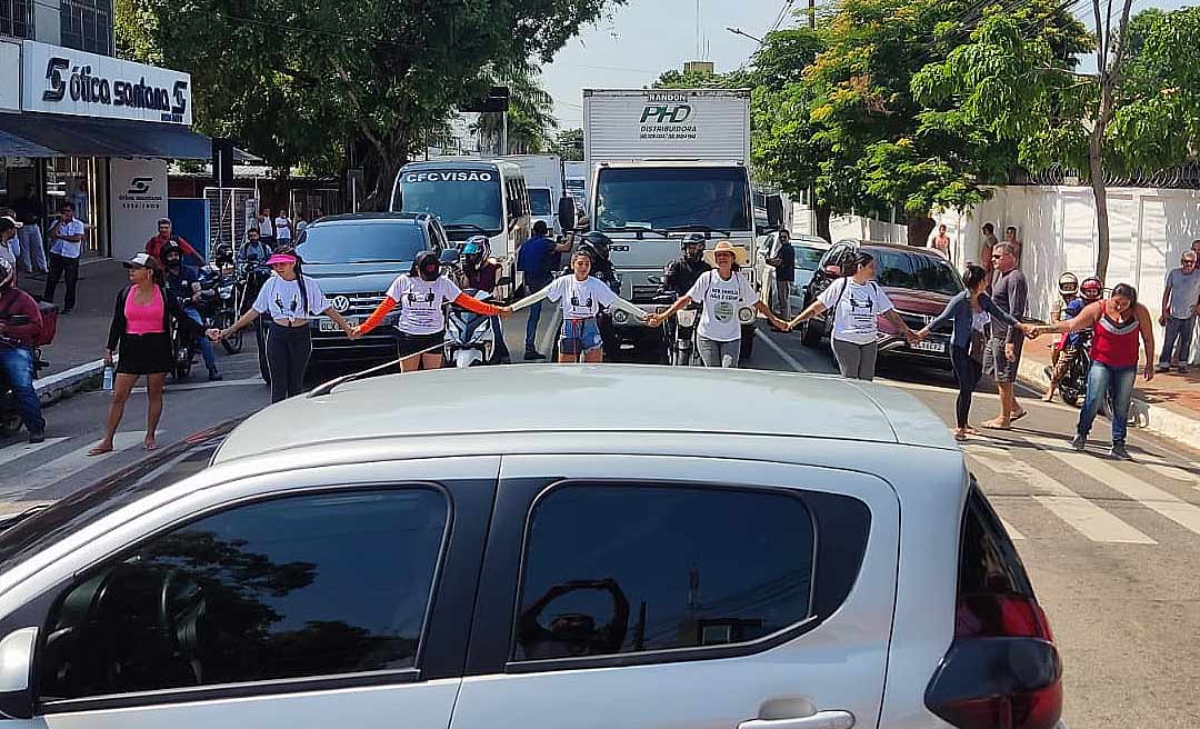 Familiares de presos do "Chapão" bloqueiam cruzamentos no centro de Rio Branco e exigem presença de Gladson