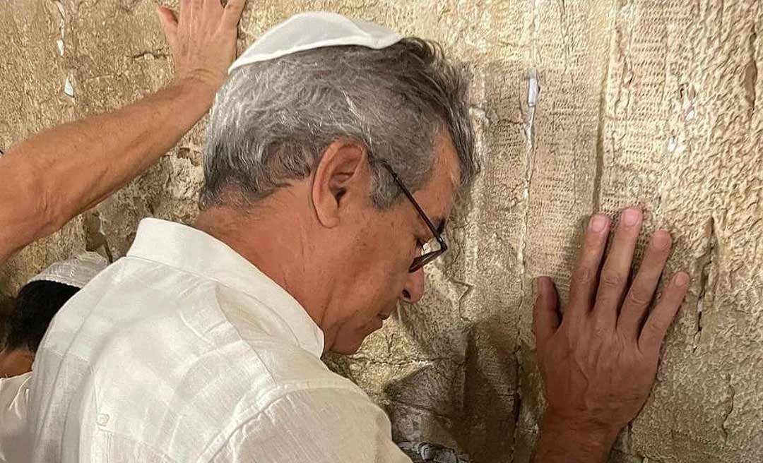 Em Jerusalém usando quipá, Jorge Viana vai ao Muro das Lamentações e diz: “Deus é bom!”