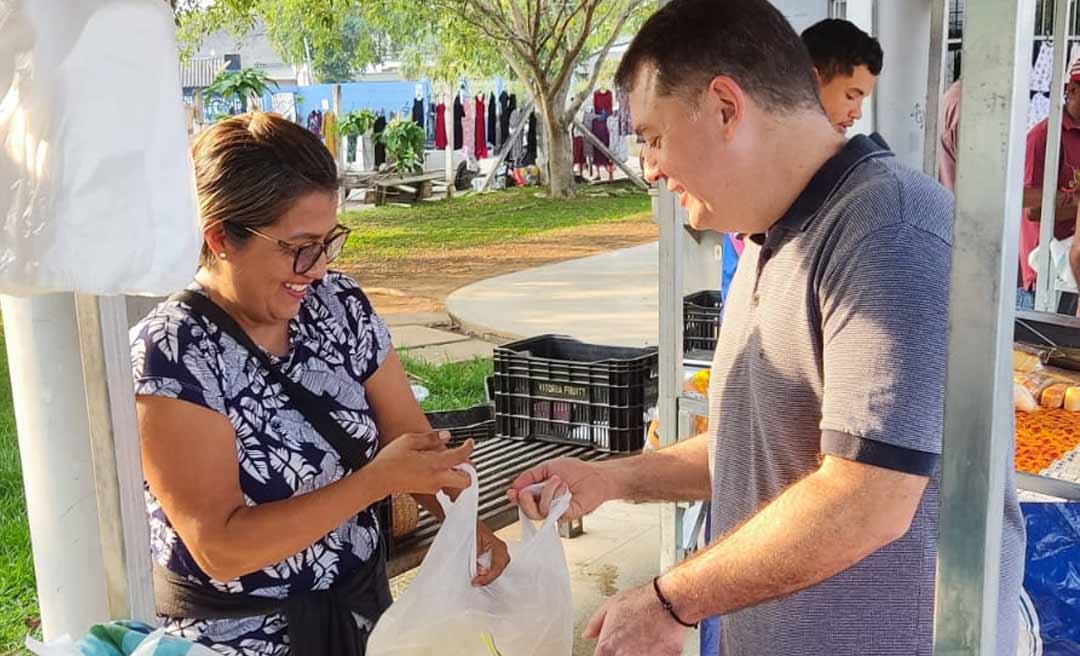 Acordando cedo: Pré-candidato a prefeito, Alysson é flagrado na feira do Adalberto Sena