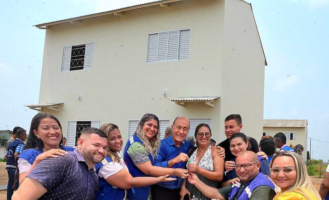 Bocalom entrega 16 unidades habitacionais no Santo Afonso e volta a prometer “1.001 casas em um só dia”