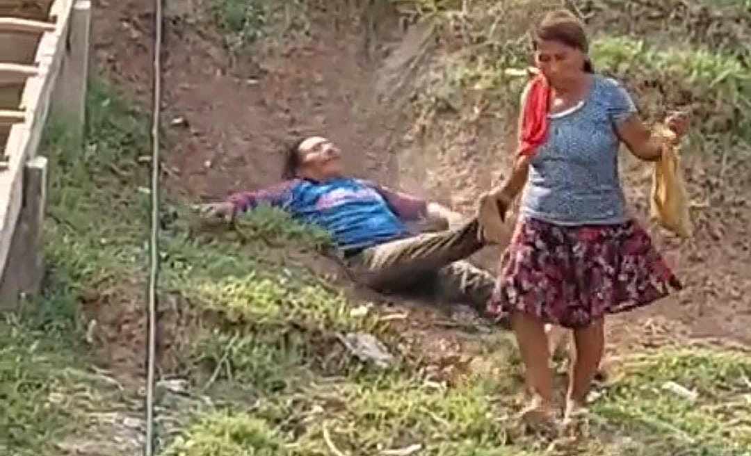 No Acre, mulher arrasta marido bêbado em barranco ao tentar convencê-lo a voltar para casa; veja o vídeo