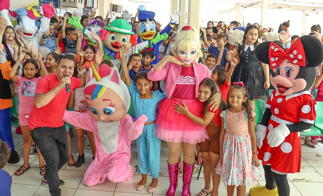 Vestida de Barbie, vereadora Taísa Onofre faz a alegria das crianças em duas escolas de Boca do Acre