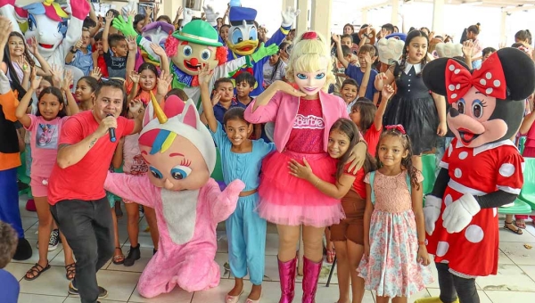 Vestida de Barbie, vereadora Taísa Onofre faz a alegria das crianças em duas escolas de Boca do Acre