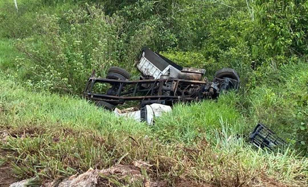 Acidente na BR-364 por pouco não tira a vida de caminhoneiro, próximo à Fazenda Recreio