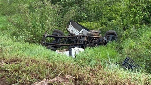 Acidente na BR-364 por pouco não tira a vida de caminhoneiro, próximo à Fazenda Recreio