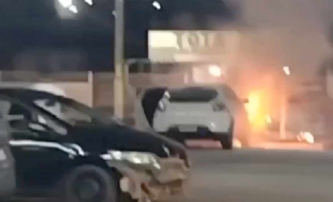 Homem sai de compras e encontra carro pegando fogo em estacionamento de supermercado da capital