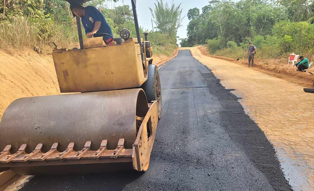 Mazinho Serafim é o primeiro prefeito a asfaltar ramal em Sena Madureira