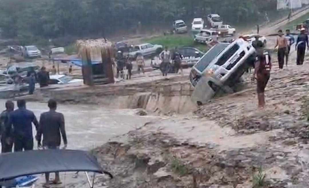 Dono de caminhonete some e veículo cai no rio Abunã após barranco desmoronar; veja o vídeo